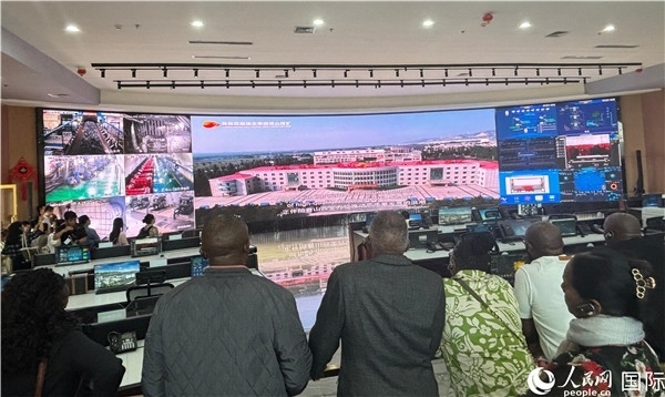 研討班一行在塔山煤礦參觀。人民網(wǎng) 曹欣悅攝