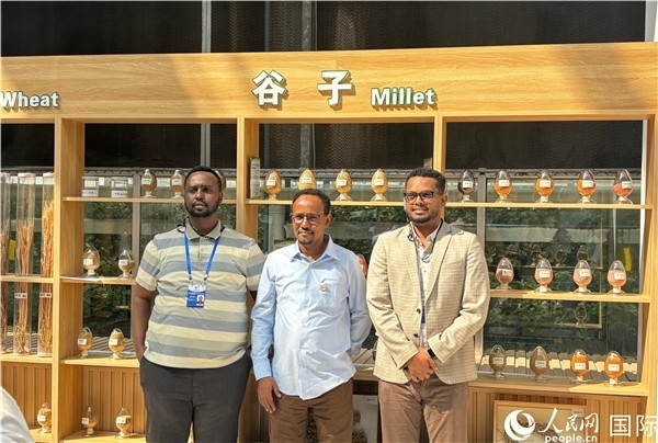 研討班成員在聽取講解后合影留念。人民網(wǎng) 曹欣悅攝