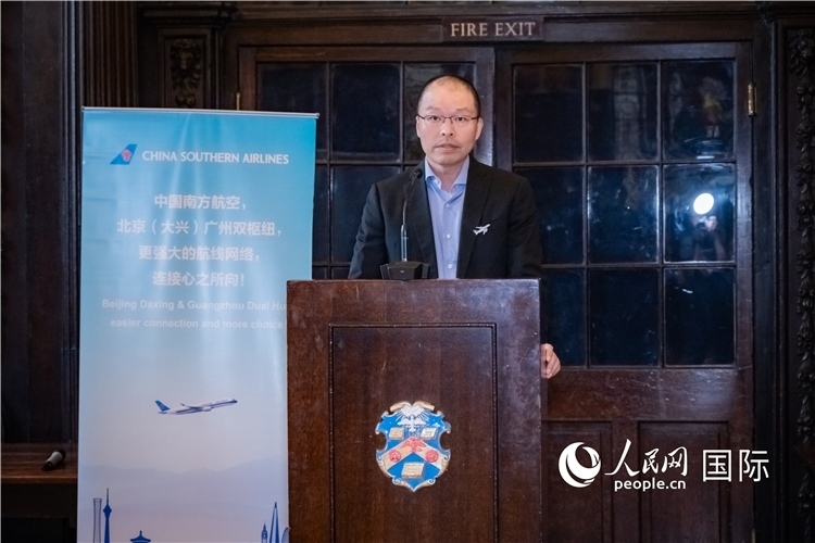 圖為中國南方航空倫敦營業(yè)部總經(jīng)理陳珂致辭。人民網(wǎng) 郭錦標攝