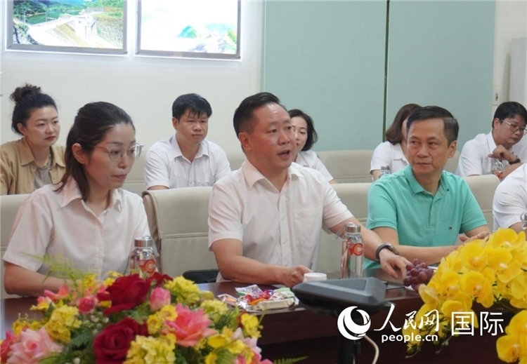 越中電力公司董事長李志雄（前排左二）介紹越南電力情況。葛沙莎攝