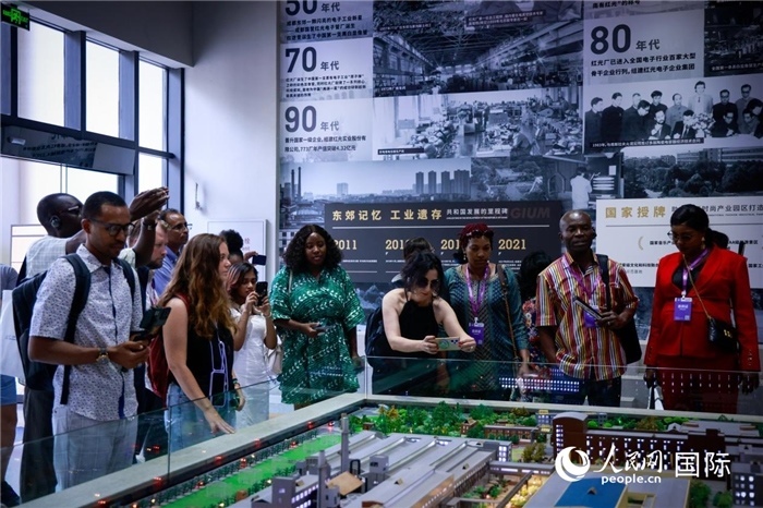 2024“一帶一路”媒體合作論壇聯(lián)合采訪調(diào)研行成員在東郊記憶園區(qū)參觀采訪。本報記者 伊霄攝