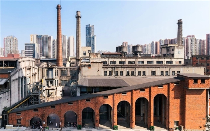 在原成都國營紅光電子管廠舊址上改建而成的東郊記憶園區(qū)南大門。大門既保留了老工業(yè)區(qū)的風貌，又融入了現(xiàn)代審美和創(chuàng)意，成為了園區(qū)一大亮點。資料圖片