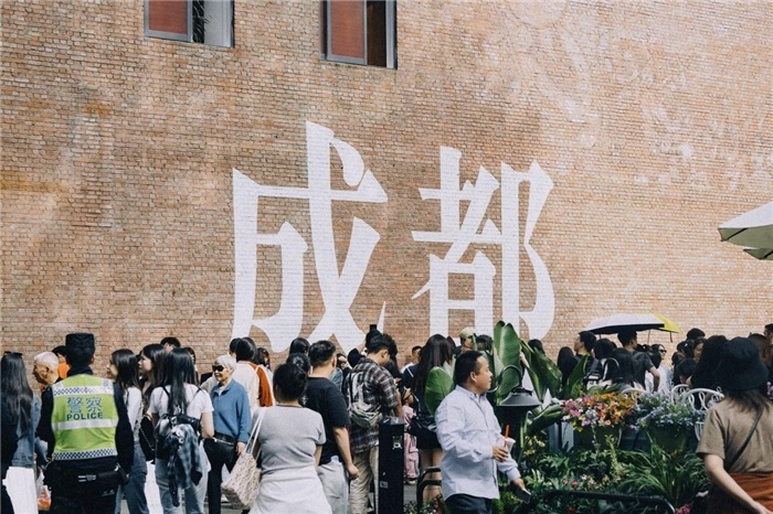 東郊記憶園區(qū)“成都墻”以巨大的“成都”字樣和獨特的藝術設計成為園區(qū)的網(wǎng)紅打卡地，吸引了眾多游客和市民前來參觀。資料圖片