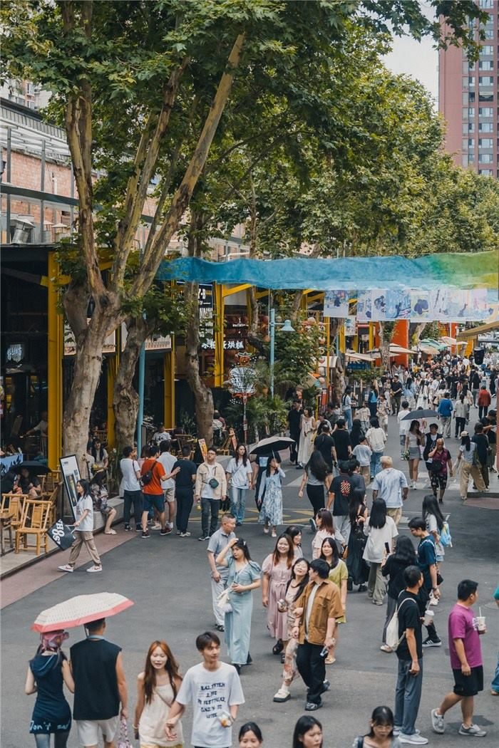 北街美食區(qū)是東郊記憶園區(qū)集美食、文化與休閑于一體的特色區(qū)域，為游客和當?shù)鼐用裉峁┝素S富多樣的餐飲選擇。資料圖片
