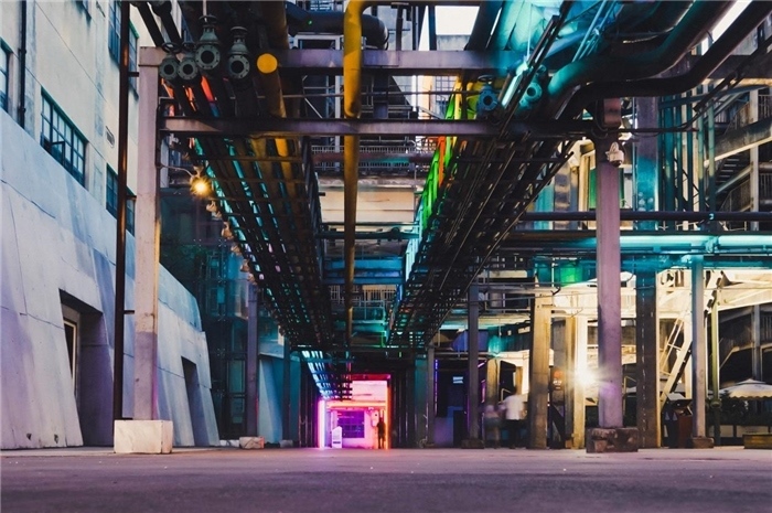 東郊記憶園區(qū)工業(yè)橫街完整地保留了園區(qū)的工業(yè)元素，如工業(yè)煙囪、動力管廊架和水塔等，形成了園區(qū)獨特的工業(yè)風景線。資料圖片