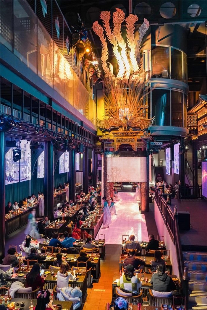 東郊記憶園區(qū)內(nèi)以蜀地文化為創(chuàng)作背景，溯源中國傳統(tǒng)宴飲儀禮打造的全景沉浸式漢文化主題餐秀。成都傳媒集團供圖