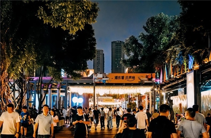 夜幕下的東郊記憶園區(qū)人流如織，熱度不減。資料圖片