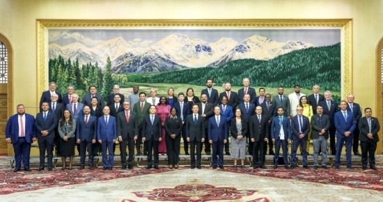  8月30日，國家副主席韓正在北京集體會見出席2024年國際議員友好交流論壇的各國代表。新華社記者 丁林 攝