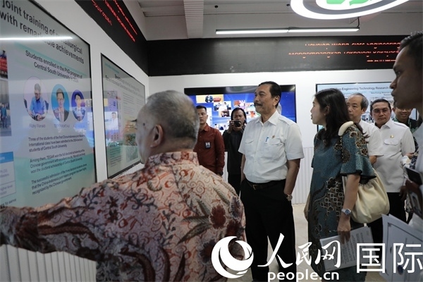 印尼對華合作牽頭人、統(tǒng)籌部長盧胡特（中）參觀中國—印尼新能源材料與冶金工程技術(shù)聯(lián)合研究實驗室。人民網(wǎng)記者曹師韻攝
