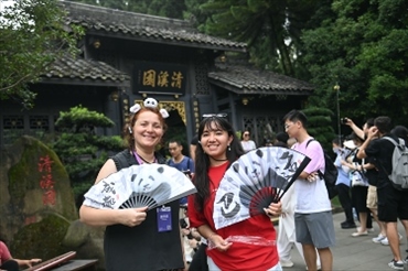 媒體考察團(tuán)成員在都江堰清溪園合影留念。（陳斌 攝）