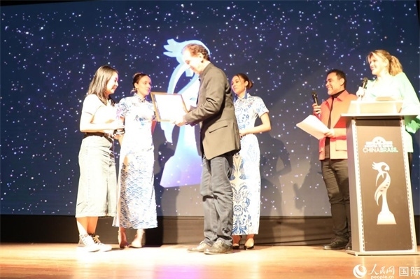 為期4天的第三屆中國(guó)－巴西電影展期間，來(lái)自中巴兩國(guó)的14部參展影片受到巴西電影愛(ài)好者和社會(huì)各界人士好評(píng)，并分別榮獲本次電影展組委會(huì)頒發(fā)的“藍(lán)鸚鵡”獎(jiǎng)。7部最近兩年制作中國(guó)影片參展，其中由《環(huán)球時(shí)報(bào)》文娛新媒體平臺(tái)“環(huán)球時(shí)報(bào)—娛評(píng)”推薦參展的影片《長(zhǎng)安三萬(wàn)里》曾獲得第36屆中國(guó)電影金雞獎(jiǎng)最佳美術(shù)片獎(jiǎng)。圖為當(dāng)?shù)貢r(shí)間8月26日晚舉行的電影展開(kāi)幕式暨“藍(lán)鸚鵡”獎(jiǎng)?lì)C獎(jiǎng)典禮現(xiàn)場(chǎng)。 人民網(wǎng)記者 陳一鳴攝