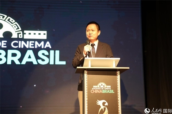 當(dāng)?shù)貢r(shí)間8月26日晚，中國(guó)駐里約總領(lǐng)館副總領(lǐng)事王尉育在第三屆中國(guó)－巴西電影展開(kāi)幕式上致辭。 人民網(wǎng)記者 陳一鳴攝