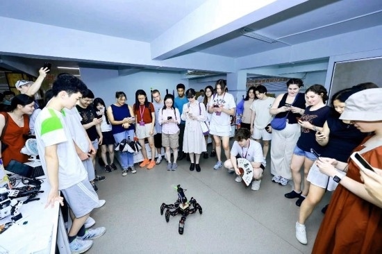 8月25日，中外青年在浙江杭州觀看機(jī)器人表演。新華社發(fā)（清華大學(xué)供圖）