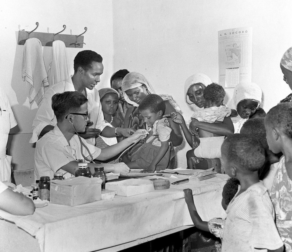 1968年4月，中國(guó)醫(yī)療隊(duì)醫(yī)生在索馬里阿弗戈依鎮(zhèn)巡回醫(yī)療時(shí)為當(dāng)?shù)貎和尾　? width=