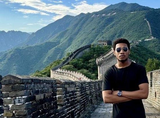 8月28日，尼日利亞青年阿米爾·阿希姆在慕田峪長城留影。新華社發(fā)（清華大學(xué)供圖）