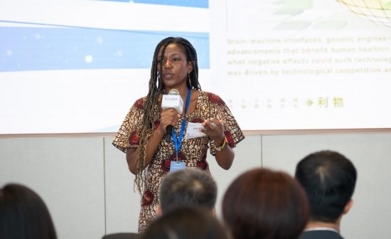 8月29日，在第二屆清華國際青年對話論壇活動上，來自烏干達(dá)的媒體人詹尼弗·阿西姆韋分享中國之旅的感悟。新華社發(fā)（畢尚宏攝）