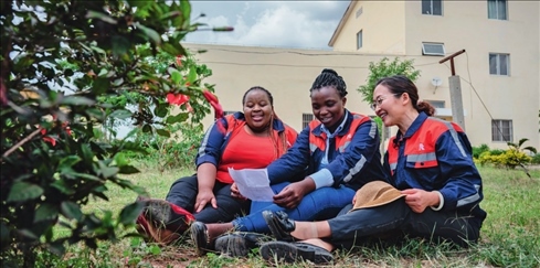 在肯尼亞內(nèi)羅畢，非洲之星鐵路運(yùn)營(yíng)公司工電部電子設(shè)備檢修工區(qū)工長(zhǎng)陳玲（右）在休息時(shí)教學(xué)員唱中文歌曲（2023 年 5 月 23 日攝） 王冠森攝 / 本刊