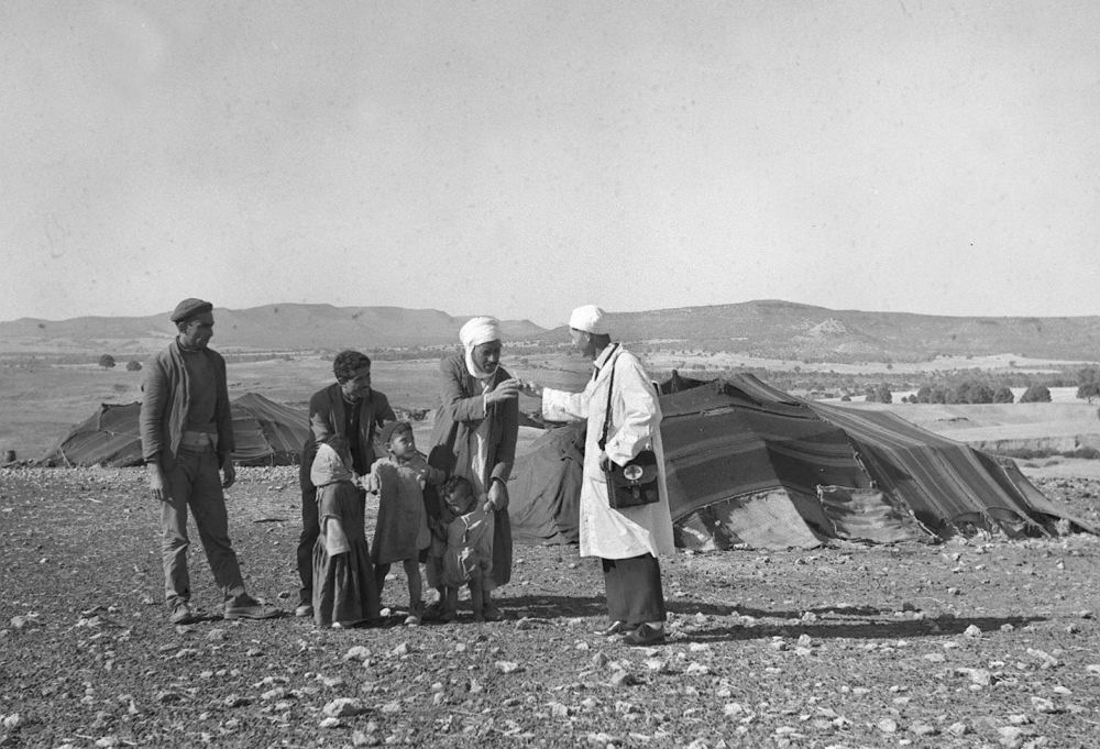 1965年，一名中國(guó)援阿爾及利亞醫(yī)療隊(duì)醫(yī)生（右一）在阿爾及利亞賽伊達(dá)省為牧民診治。