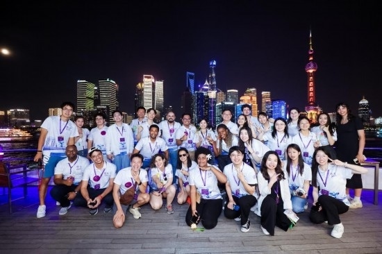 8月21日，中外青年在上海參觀時合影留念。新華社發(fā)（清華大學(xué)供圖）