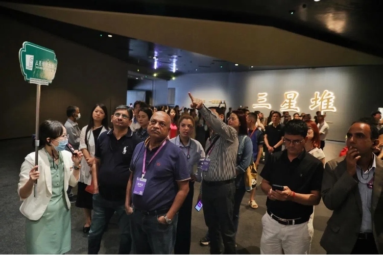 8月31日，亞洲媒體考察團(tuán)參訪三星堆博物館?！吨袊?jīng)濟(jì)周刊》記者肖翊攝
