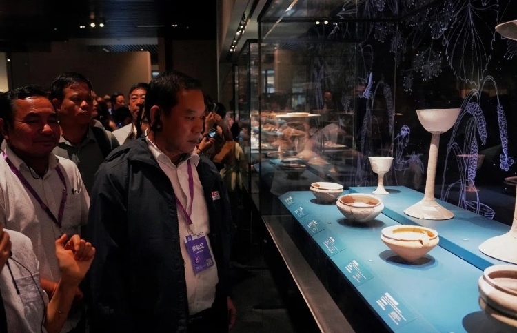 8月31日，亞洲媒體考察團(tuán)參訪三星堆博物館。左一為老撾博利坎賽省新聞文化旅游廳廳長頌通·威本康?！度嗣袢?qǐng)?bào)海外版》記者喬宇攝