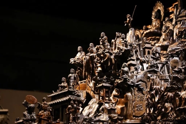 烏木博物館中展出的烏木雕刻藝術品《西游記》（局部）。本報記者 伊霄攝