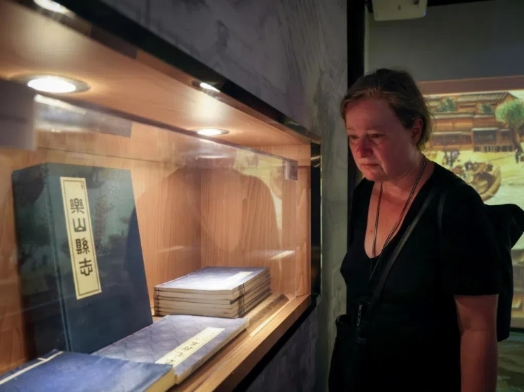 2024“一帶一路”媒體合作論壇聯(lián)合采訪調(diào)研行成員在蘇稽古鎮(zhèn)調(diào)研樂山歷史文化。本報記者 伊霄攝