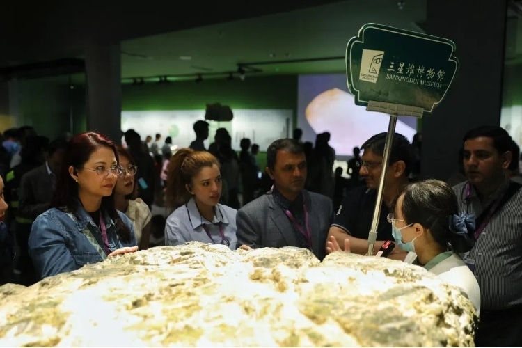 8月31日，亞洲媒體考察團(tuán)參訪三星堆博物館。左一為馬來西亞《星報(bào)》首席商務(wù)官莉迪婭·王?！吨袊?jīng)濟(jì)周刊》記者肖翊攝