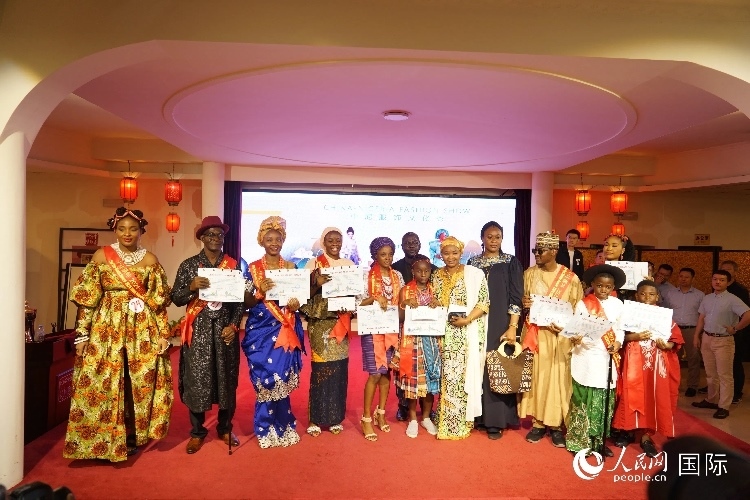 中尼服飾文化秀尼日利亞十佳模特獎(jiǎng)。人民網(wǎng)記者 姜宣攝