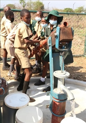△2021年11月，在津巴布韋南馬塔貝萊蘭省省會關達的塞農多小學，學生從中國援建水井里打水。