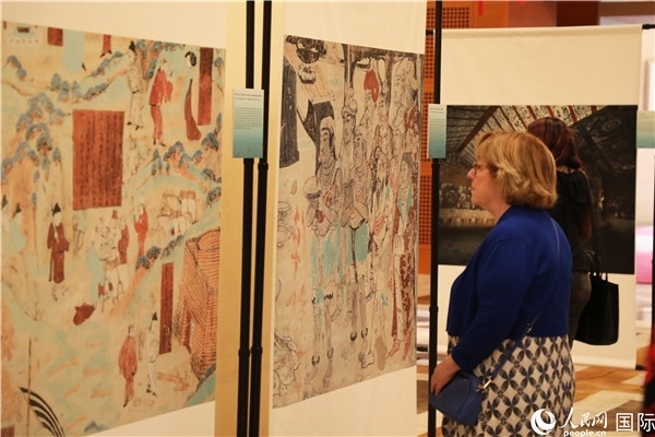 來(lái)賓在參觀敦煌高清攝影和壁畫(huà)高保真復(fù)制品。 人民網(wǎng)記者 李志偉攝