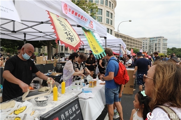 3、活動現(xiàn)場設(shè)置了眾多展臺。 人民網(wǎng)記者 李志偉攝