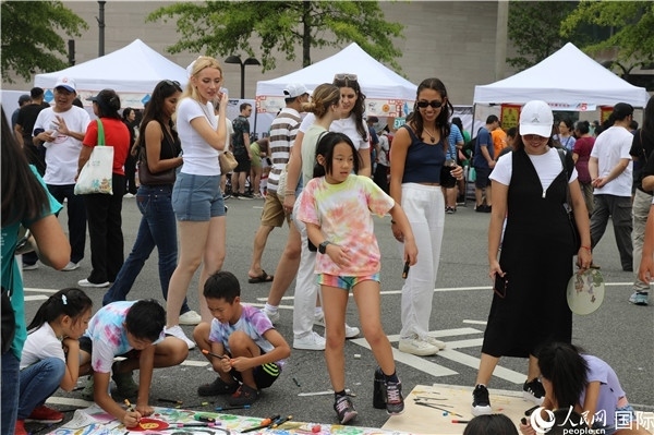 4、活動吸引了很多小朋友參加。 人民網(wǎng)記者 李志偉攝