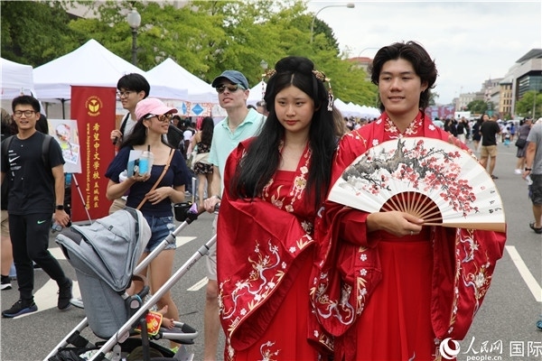 5、當?shù)厝A僑華人身穿漢服參加文化節(jié)。 人民網(wǎng)記者 李志偉攝