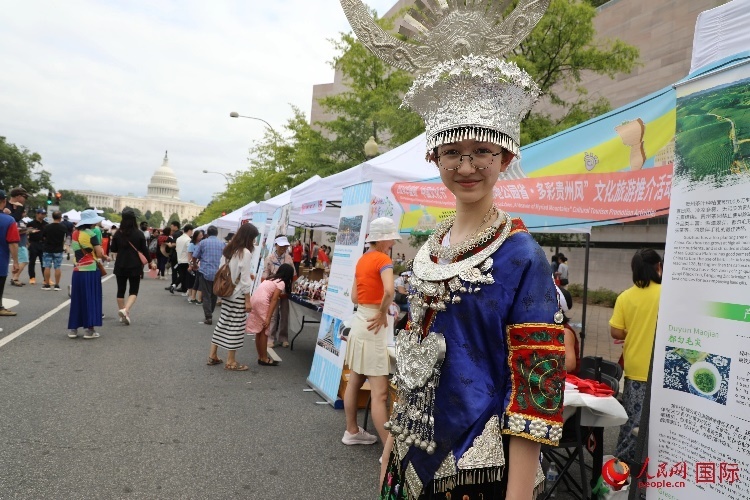 在第22屆美國(guó)華盛頓“中國(guó)文化節(jié)”上，一名當(dāng)?shù)孛癖娚泶┲袊?guó)少數(shù)民族服飾。人民網(wǎng)記者 李志偉攝
