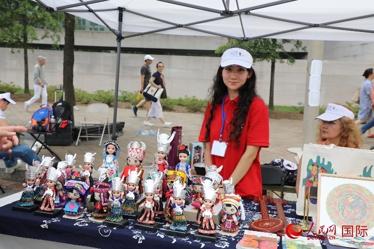 在今年活動(dòng)上，貴州代表團(tuán)設(shè)立的貴州非遺文化、“村BA”文創(chuàng)、貴州茶文化等展區(qū)。人民網(wǎng)記者 李志偉攝