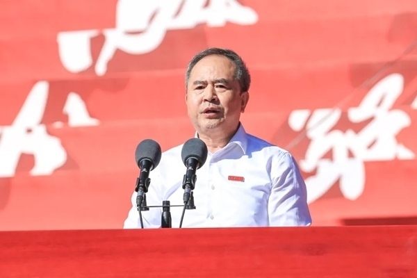 中國(guó)科學(xué)院院士、大連理工大學(xué)校長(zhǎng)賈振元在2024級(jí)新生開學(xué)典禮上致辭。校方供圖