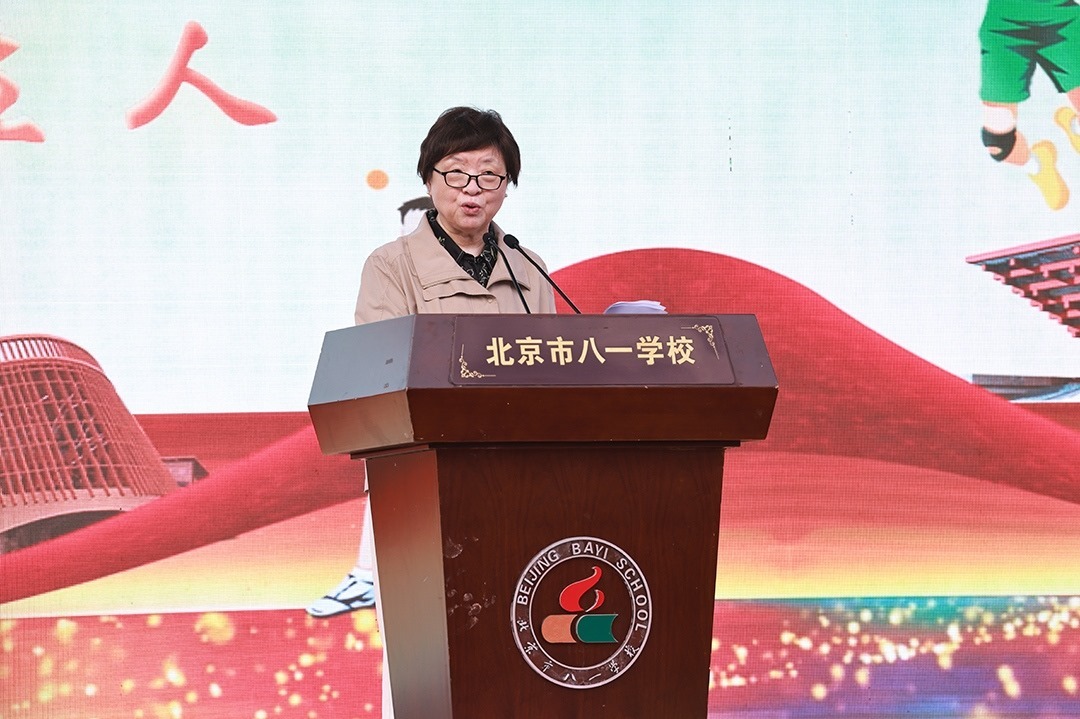 蘇東林院士講授開(kāi)學(xué)第一課。校方供圖