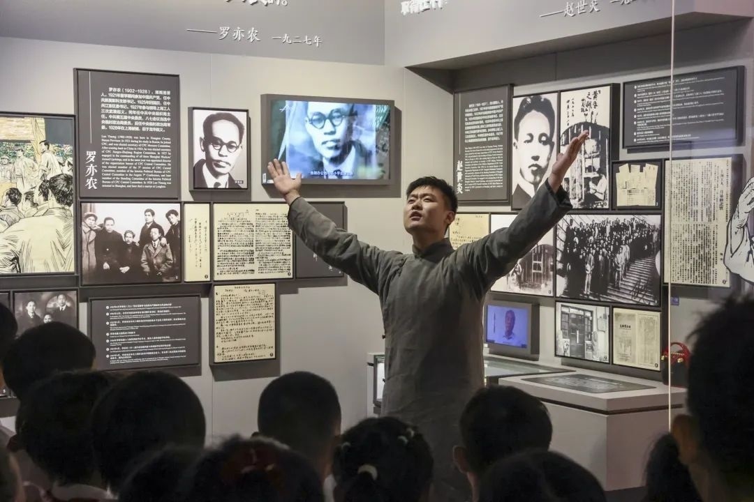 勞模身穿長袍再現(xiàn)烈士事跡。徐匯區(qū)總工會供圖