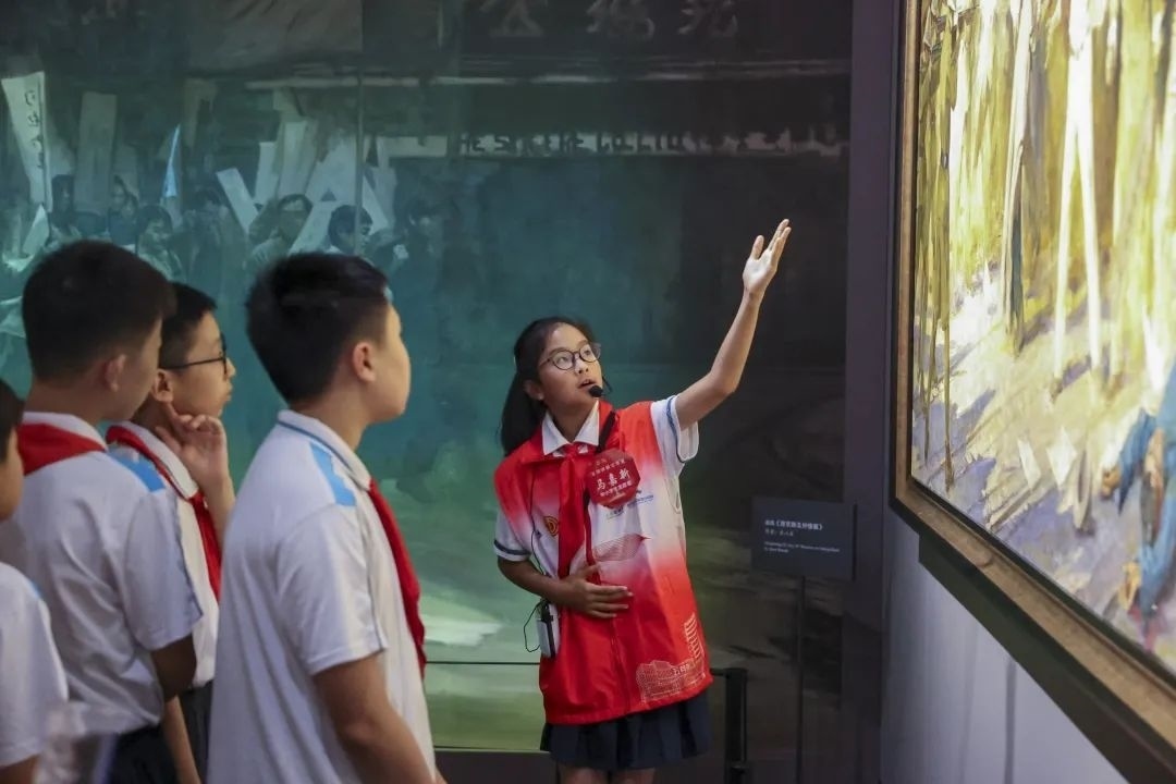 同學們觀賞不同革命場景及烈士形象的藝術(shù)作品。徐匯區(qū)總工會供圖
