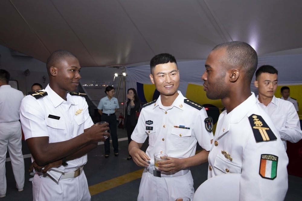 2023年6月25日，中國和科特迪瓦雙方官兵在南寧艦舉辦的甲板招待會(huì)上交流。中國海軍第43批護(hù)航編隊(duì)22日抵達(dá)科特迪瓦經(jīng)濟(jì)首都阿比讓，開始對科特迪瓦為期4天的友好訪問。