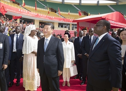 2018年7月22日，國家主席習(xí)近平在達(dá)喀爾同時(shí)任塞內(nèi)加爾總統(tǒng)薩勒共同出席塞內(nèi)加爾競技摔跤場項(xiàng)目移交儀式。新華社記者 王曄 攝