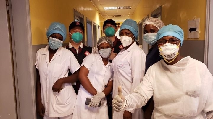 2020年5月26日，中國抗疫醫(yī)療專家組在剛果（布）首都布拉柴維爾指導新冠肺炎病房建設(shè)時，與當?shù)匾痪€醫(yī)務人員合影。新華社發(fā)