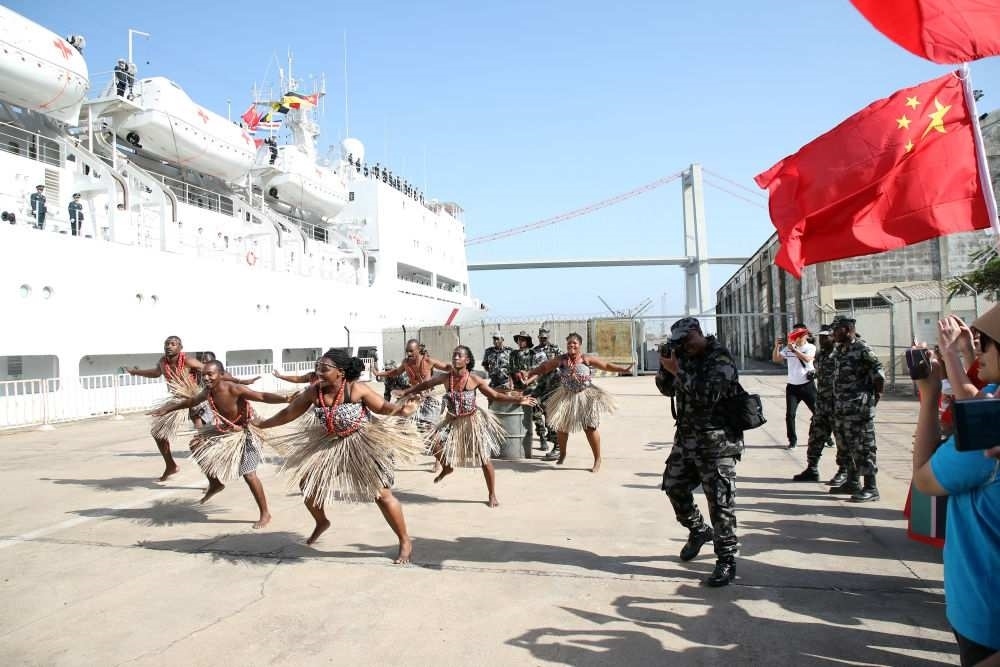 2024年8月16日，在莫桑比克馬普托港，當(dāng)?shù)匮輪T表演舞蹈，歡送中國海軍“和平方舟”號(hào)醫(yī)院船。