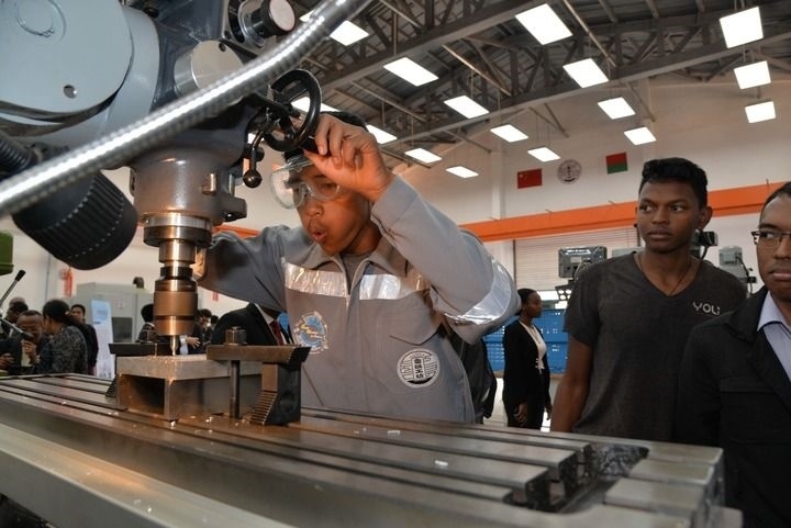 2024年4月26日，在馬達加斯加首都塔那那利佛，塔那那利佛大學理工學院的學生在魯班工坊操作設(shè)備。新華社發(fā)（西塔卡·拉喬納里松攝）