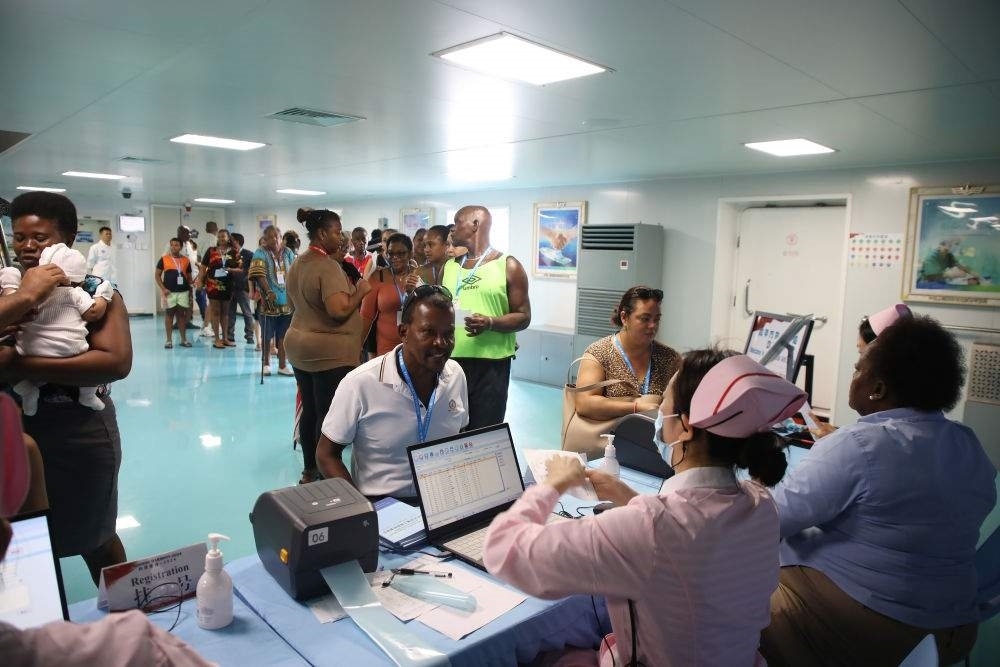 2024年7月8日，塞舌爾民眾在中國海軍“和平方舟”號(hào)醫(yī)院船上排隊(duì)就診。