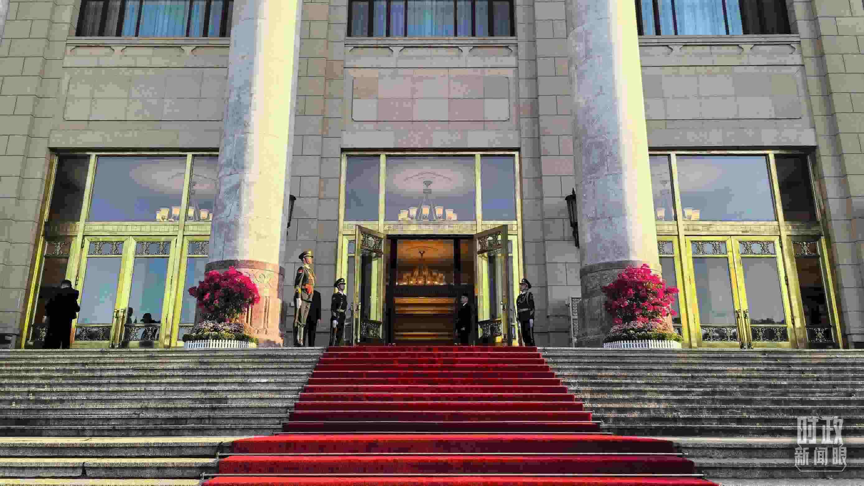 △人民大會(huì)堂外，禮兵列隊(duì)迎接貴賓。（總臺(tái)央視記者陸泓宇拍攝）