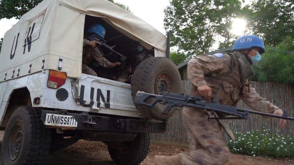 2022年7月27日，中國第八批赴南蘇丹（朱巴）維和步兵營百人防暴隊(duì)抵達(dá)預(yù)定區(qū)域，進(jìn)行綜合防衛(wèi)演練。針對南蘇丹社會(huì)安全問題及近期在剛果（金）東部地區(qū)發(fā)生的針對聯(lián)合國剛果（金）穩(wěn)定特派團(tuán)的抗議示威活動(dòng)，中國第八批赴南蘇丹（朱巴）維和步兵營于日前組織UN HOUSE（聯(lián)合國之家）綜合防衛(wèi)演練，以應(yīng)對可能出現(xiàn)的難民涌入、營門遇襲、暴恐威脅等突發(fā)情況。