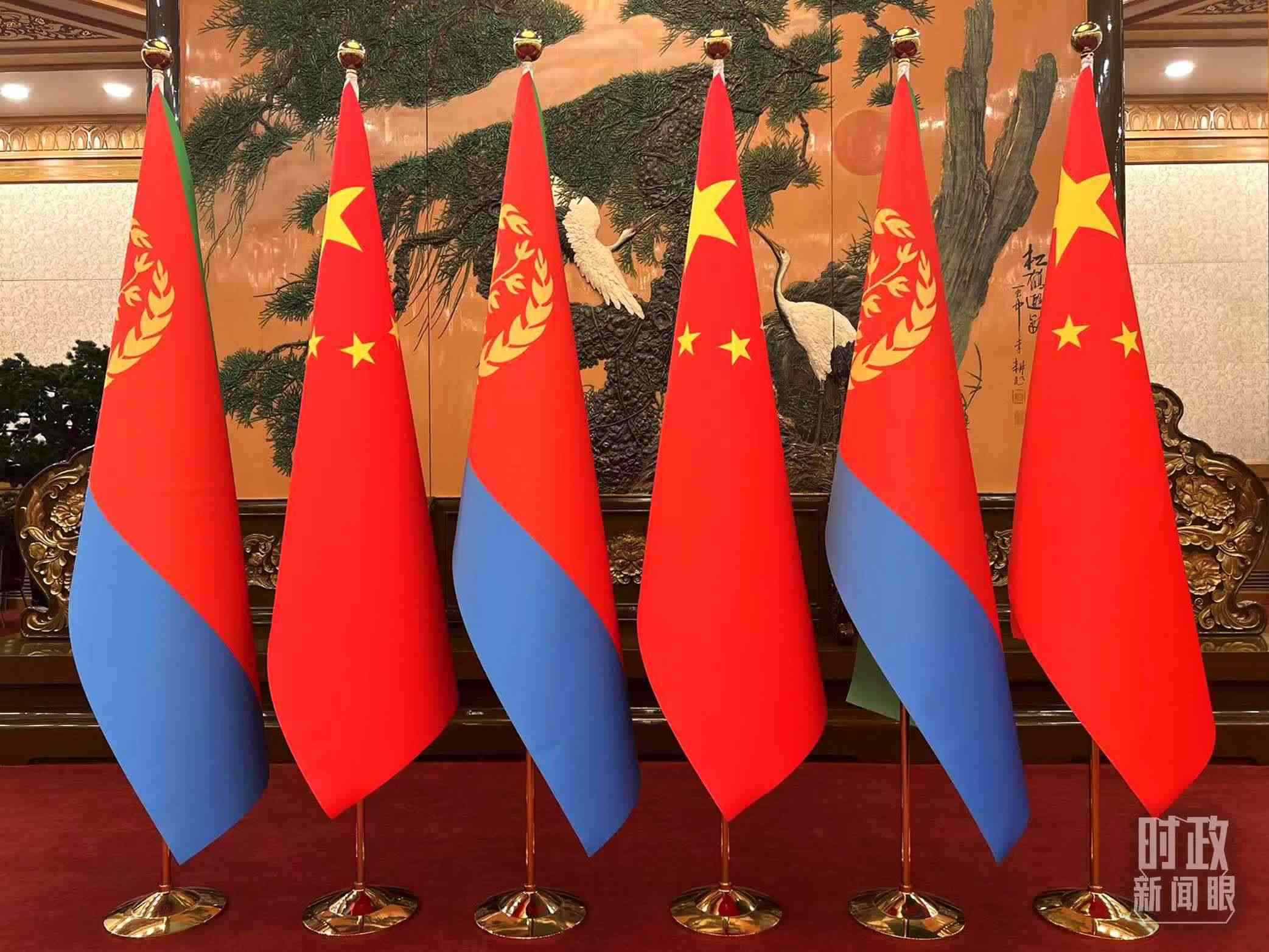 △會(huì)見現(xiàn)場擺放的中國和厄立特里亞兩國國旗。（總臺(tái)央視記者趙婷拍攝）