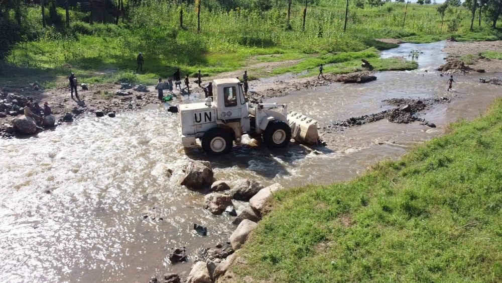 2023年6月7日，在剛果（金）南基伍省卡萊亥地區(qū)，中國第26批赴剛果（金）維和工兵分隊(duì)官兵進(jìn)行施工作業(yè)。